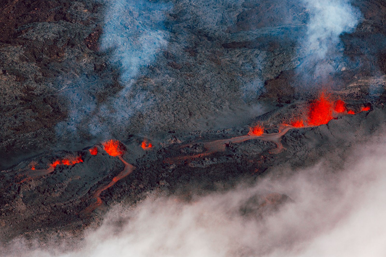 Les premières images de l'éruption du Piton de La Fournaise en direct